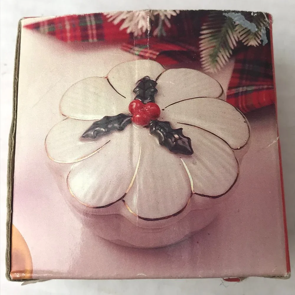 NIB - VINTAGE PORCELAIN KEEPSAKE Detailed Embossed Trinket Box with Gold Trim